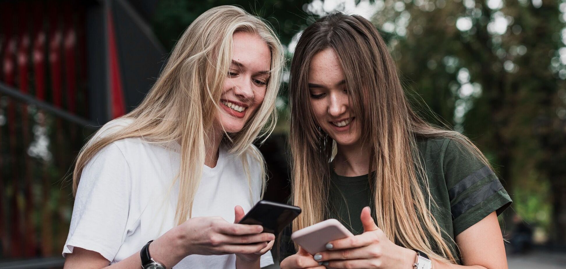Ілюстрація - дві дівчини користуються смартфонами