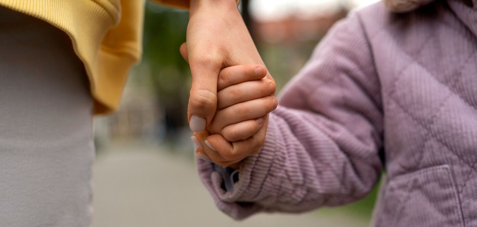 Иллюстрация - мама держит ребенка за руку