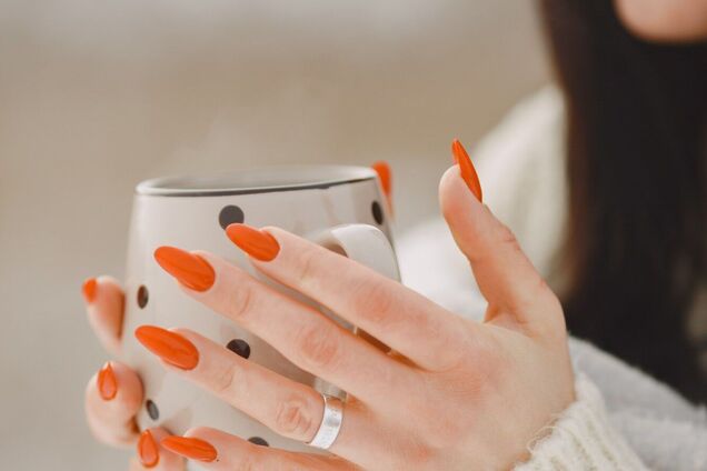 Горошек вернулся: как сделать трендовый маникюр осени