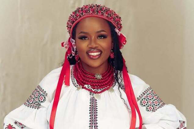 'Девушка из Нигерии учит украинский, а свои не хотят переходить'. Сеть поразила афроамериканка в вышиванке и с татуировкой трезубца на руке