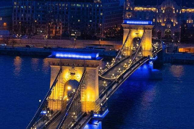 'Наші серця червоно-біло-зелені': в Орбана розкритикували мерію Будапешта через синьо-жовту ілюмінацію мосту. Фото