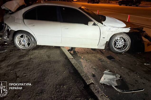 В Харькове 24-летний водитель BMW протаранил припаркованное авто, вылетел на тротуар и сбил женщину: пострадавшая скончалась в больнице. Фото