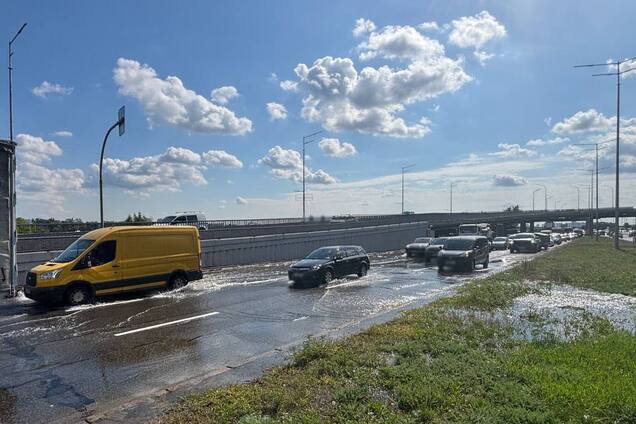 В Киеве возле моста Метро из-за прорыва трубы дорога превратилась в реку. Фото и видео