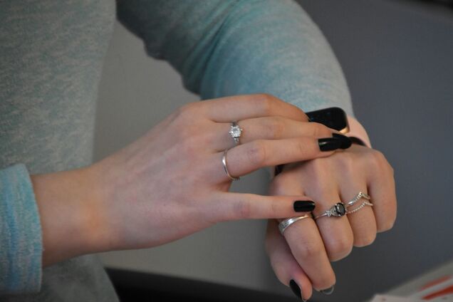 Неочевидний колір манікюру в стилі 'тиха розкіш' став відкриттям 2025 року: найкращі ідеї