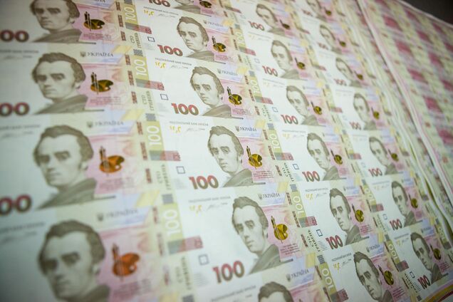 Иллюстративное фото. 100 гривен, украинская валюта, купюра