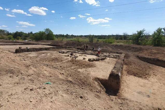 РФ знищує археологічну памʼятку біля Маріуполя заради будівництва траси. Фото