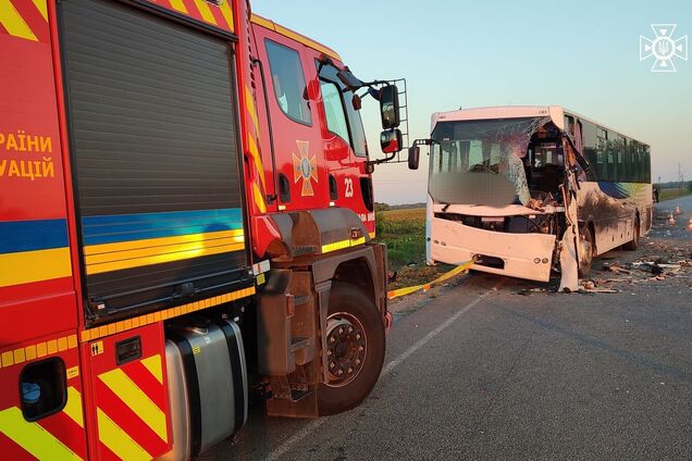 На Кировоградщине Sprinter столкнулся с автобусом: погибли шесть человек, среди них ребенок. Фото