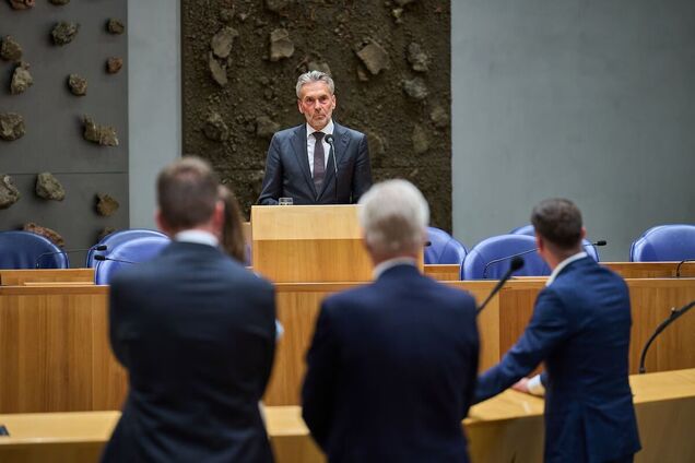 Премьеру Нидерландов неудачно объявили вотум недоверия, страна идет на перевыборы