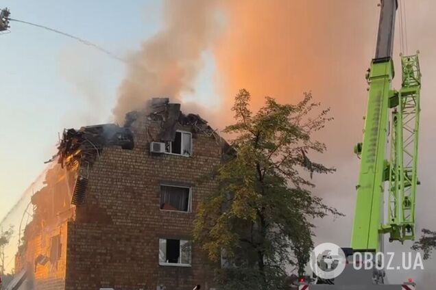 'Була в епіцентрі вибуху': у Києві біля зруйнованої багатоповерхівки жінка чекає новин про матір. Відео