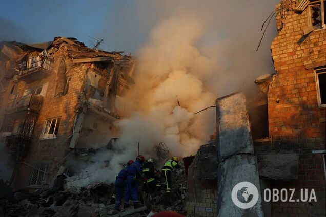 Из-под завалов удалось достать живыми трех человек: в МВД рассказали о спасательных работах в Киеве. Фото