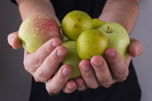 Ілюстрація - жінка простягує яблука в руках