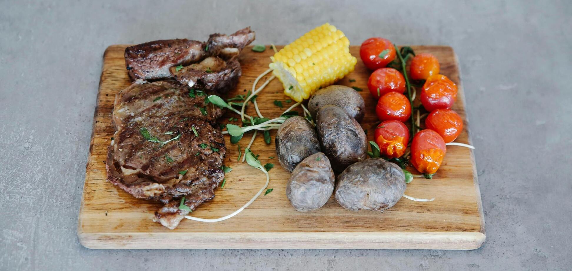 Як приготувати стейки, смачніші за ресторанні: дієва хитрість