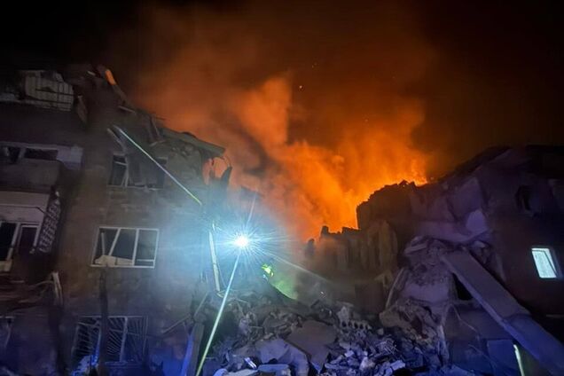 Росія вдарила по Києву дронами і ракетами: є пряме влучання у багатоповерхівку, під завалами люди, серед жертв – дитина. Фото і відео