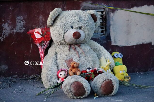 'Не теряют надежды': в Киеве под прожекторами разбирают завалы на месте удара РФ, люди приносят игрушки в память о погибших детях. Фото и видео