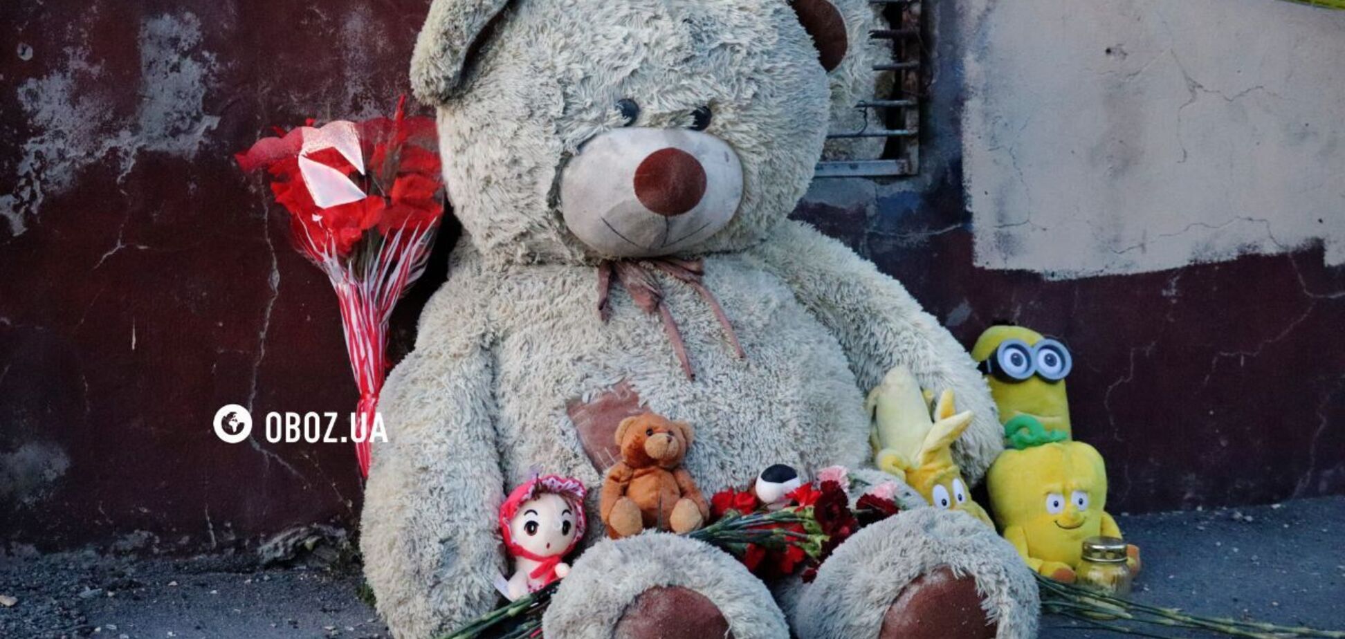 'Не теряют надежды': в Киеве под прожекторами разбирают завалы на месте удара РФ, люди приносят игрушки в память о погибших детях. Фото и видео