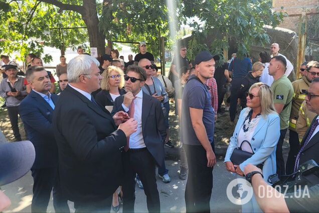 Место ужасного военного преступления: в Киеве к дому, в который попала российская ракета, прибыли иностранные дипломаты. Фото и видео