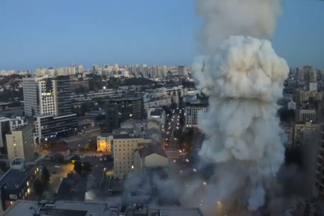 Россия бьет по гражданским: момент прилета ракеты по дому в Киеве попал на видео