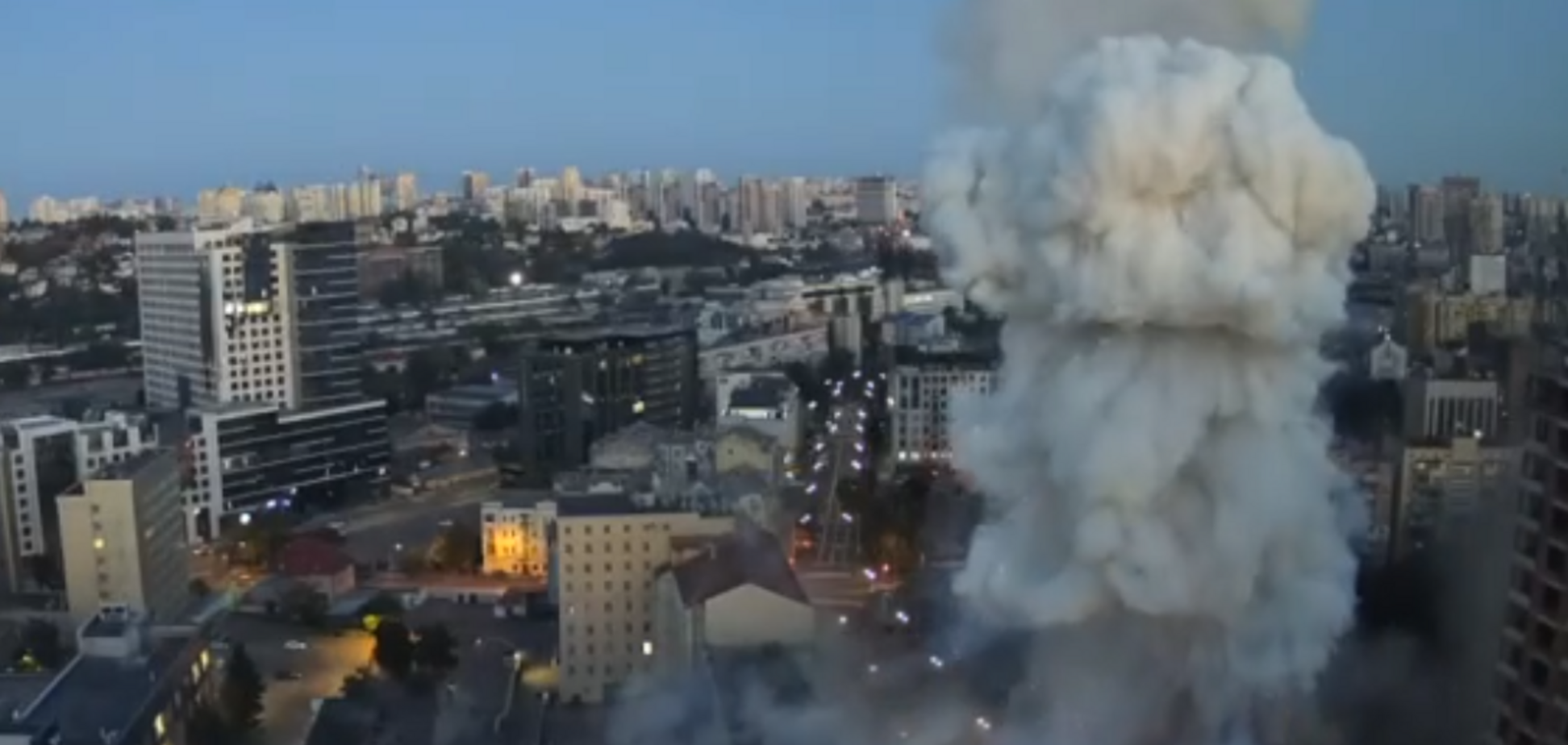 Россия бьет по гражданским: момент прилета ракеты по дому в Киеве попал на видео