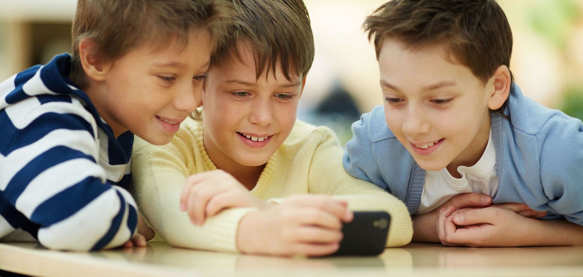 'Пусть лучше проводят время с пользой, чем едят фастфуд'. Директор школы вступилась за гаджеты в жизни детей