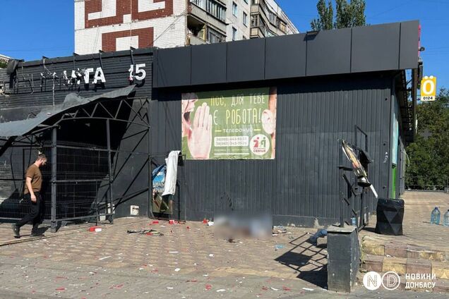 У Краматорську ворог влучив у відділення Нової пошти: загинув чоловік, поранена дівчинка. Фото