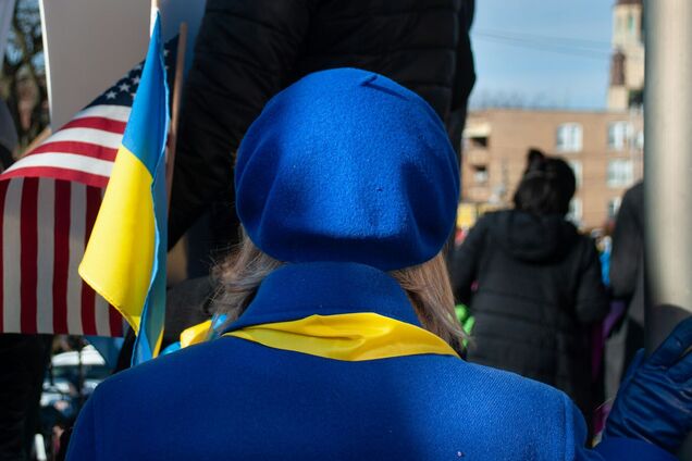 Ілюстрація - жінка з прапорами США та України