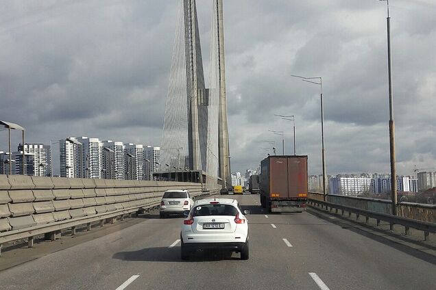 В Киеве на три месте ограничили движение транспорта по Южному мосту: что известно