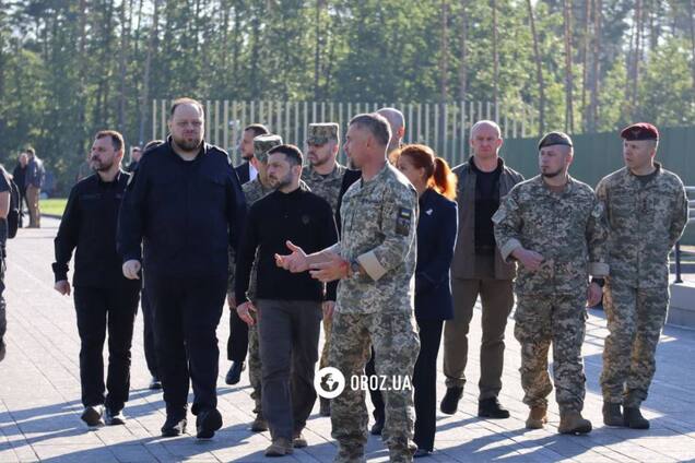 Зеленский принял участие в открытии мемориального военного кладбища под Киевом: там провели в последний путь Героев. Фото и видео