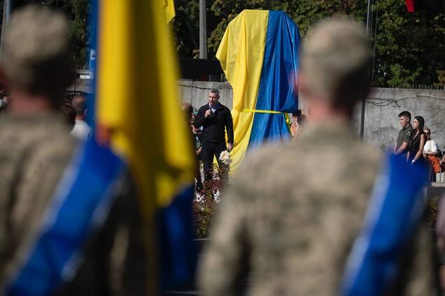 Главный элемент – казацкий крест: в Киеве на Берковецком кладбище открыли второй мемориал