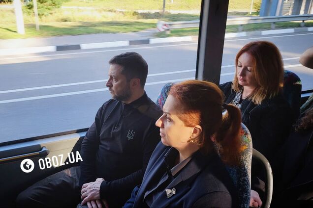 Зеленський і Калмикова проїхались автобусом із Києва до Мархалівки. Фото і відео