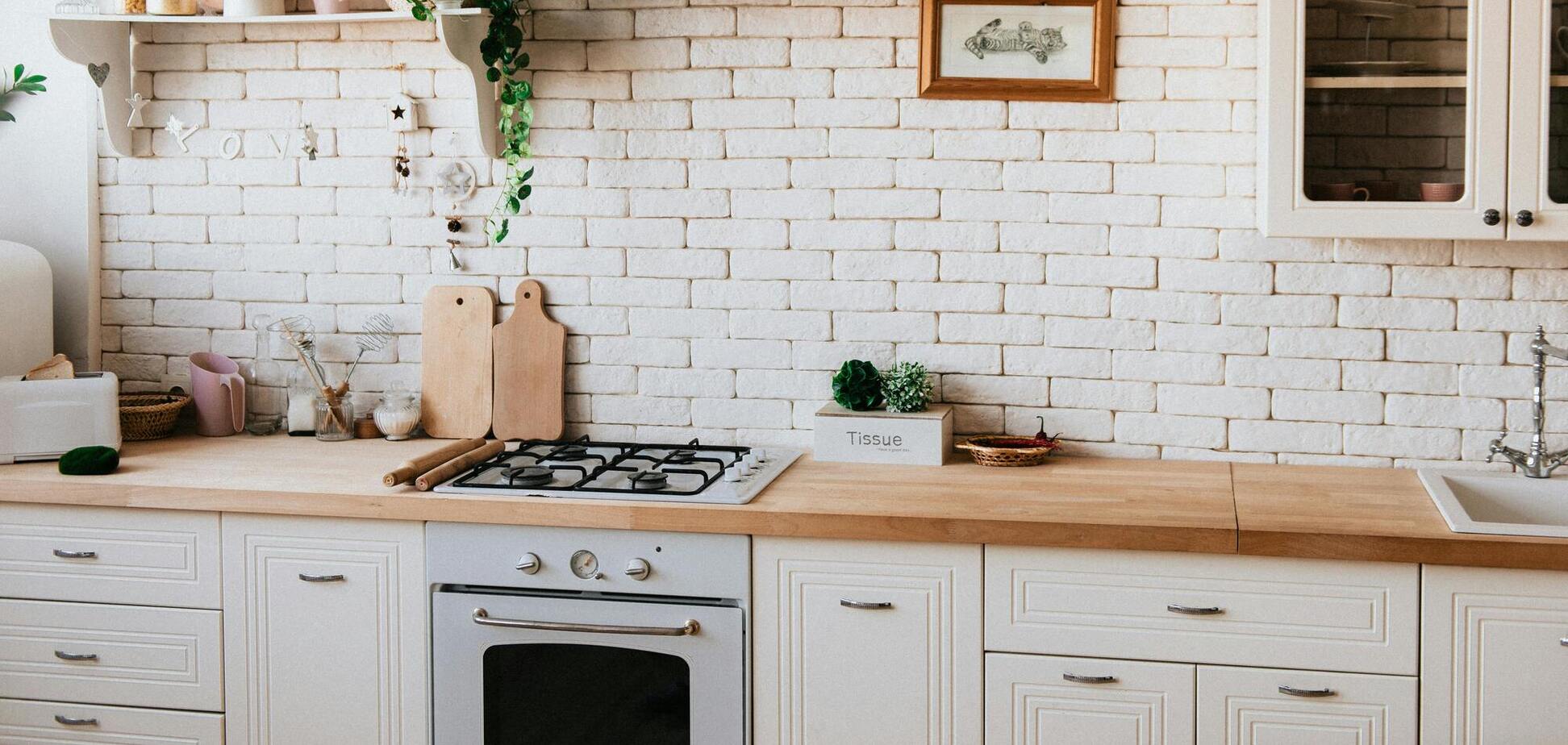 Кухня буде як нова: як позбутися надокучливих відбитків пальців на шафах