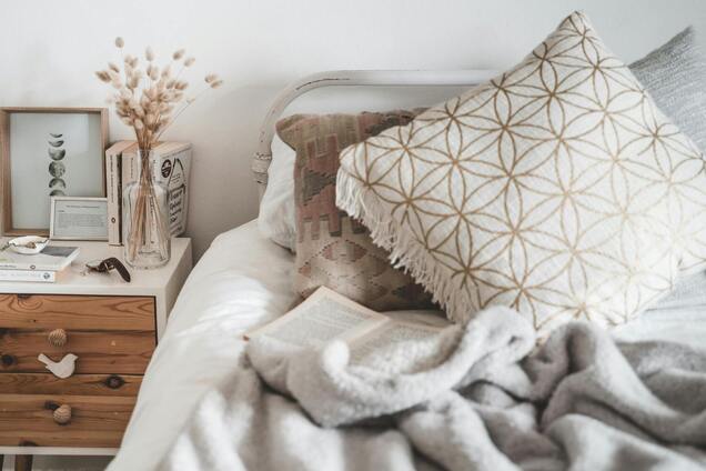 Как часто надо стирать постельное белье во время жары: отвечает эксперт