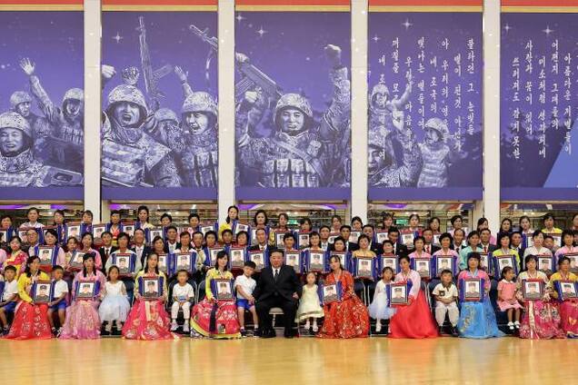 Кім Чен Ин зустрівся із родинами вбитих на війні в Україні північнокорейців і цинічно заявив про жаль до їхніх дітей. Фото