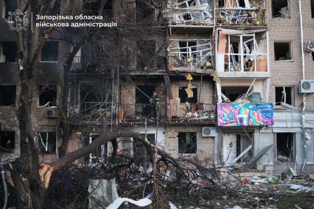 РФ массированно атаковала Украину. В Запорожье и Днепре есть погибший и разрушения, на Киевщине – проблемы на железной дороге: все подробности и фото