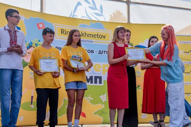 'Возможно, среди них будущие писатели': в 'Блогер Кэмпе' наградили победителей Всеукраинского конкурса эссе Музея 'Голоса Мирных' Фонда Рината Ахметова