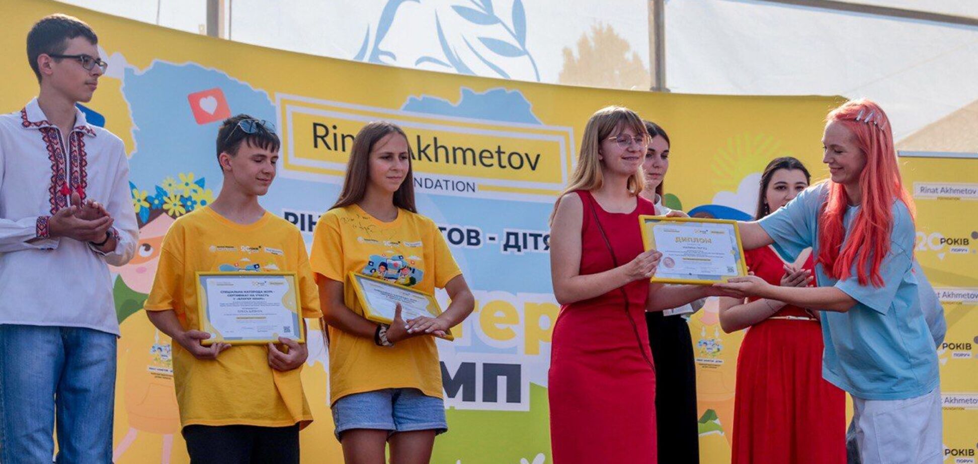 'Возможно, среди них будущие писатели': в 'Блогер Кэмпе' наградили победителей Всеукраинского конкурса эссе Музея 'Голоса Мирных' Фонда Рината Ахметова