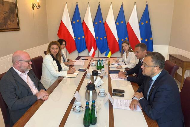 Вето на допомогу українцям у Польщі: у МВС пообіцяли врегулювати статус біженців