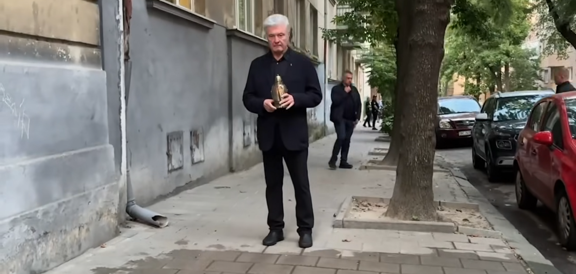 'Мы знаем имя убийцы': Порошенко приехал на место, где застрелили Парубия во Львове, и почтил его память. Видео