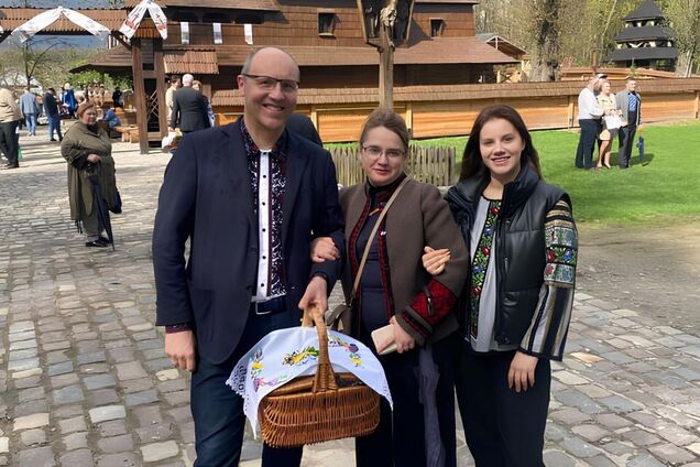 Берег дочь и жену от журналистов: что известно о семье погибшего Андрея Парубия