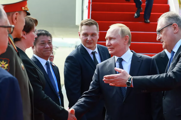 Зустрічали з червоною доріжкою: чому Путін прибув у Китай у 'переломний' момент перемовин щодо України