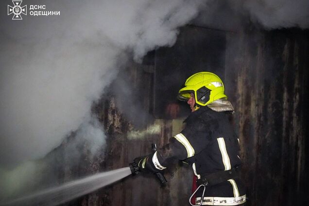 Під основним ударом був Чорноморськ: окупанти атакували Одещину, спалахнули пожежі, є постраждалий. Фото і відео