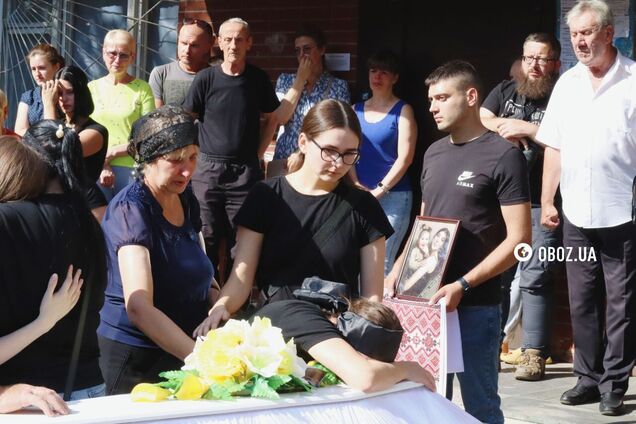 Люди не стримували сліз: у Києві попрощалися з 24-річною Надією та її дворічною донькою, які загинули від удару РФ. Фото і відео