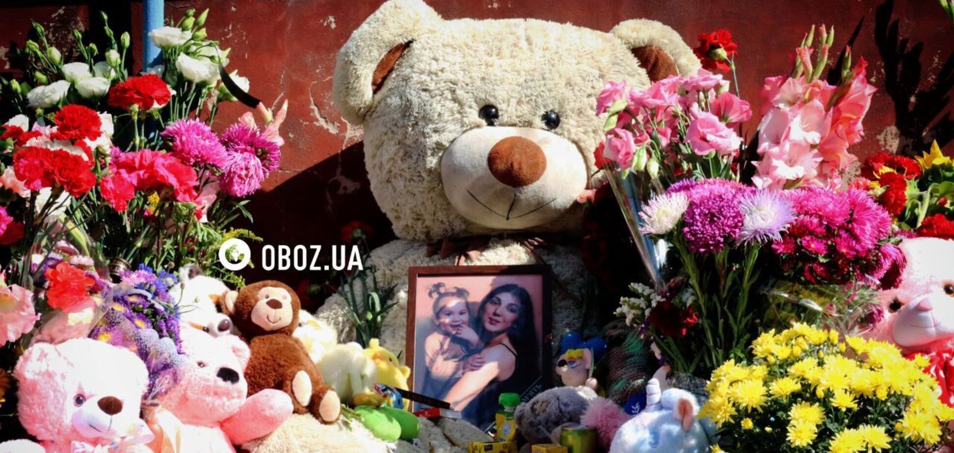 Принесли гору іграшок і квіти: у Києві облаштували меморіал в пам'ять про маленьку Ангеліну, яку Росія вбила ракетним ударом. Фото і відео