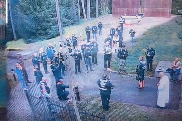 В РФ задержали 39 польских байкеров из-за акции на кладбище: что произошло