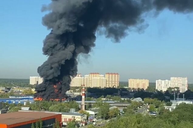 Валить чорний дим: у Підмосков'ї виникла потужна пожежа на складах, було чутно вибухи. Відео
