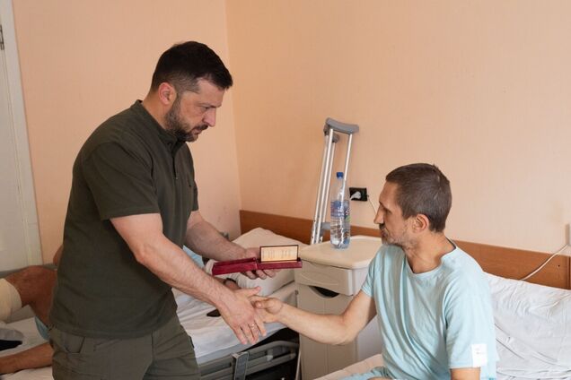 Обороняли Украину на самых горячих направлениях: Зеленский в Харькове навестил раненых украинских воинов. Видео