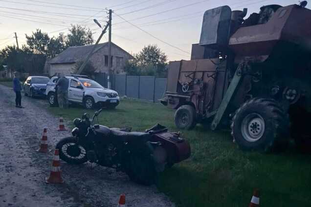 На Киевщине мотоциклист протаранил комбайн: среди пострадавших девочка-подросток. Подробности и фото