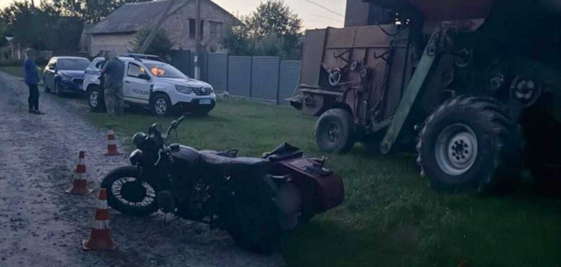 На Киевщине мотоциклист протаранил комбайн: среди пострадавших девочка-подросток. Подробности и фото