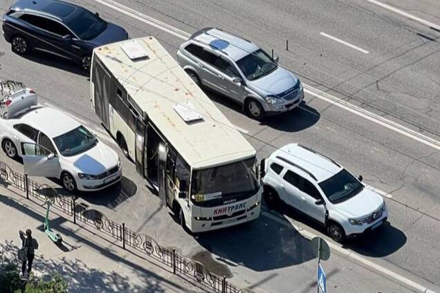 В Киеве произошла авария с участием маршрутки и авто полиции: есть пострадавшая. Подробности и фото