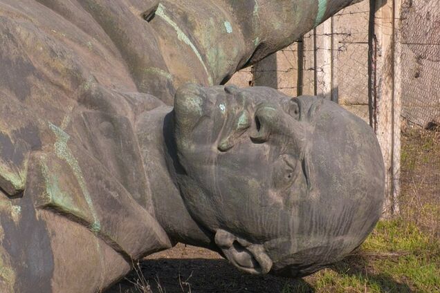 В Украине демонтировали последний памятник Ленину: где он стоял. Фото