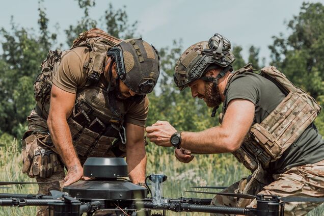 Маскування не допомогло: на Сумщині прикордонники знищили ворожий БТР і гармату Д-30. Відео